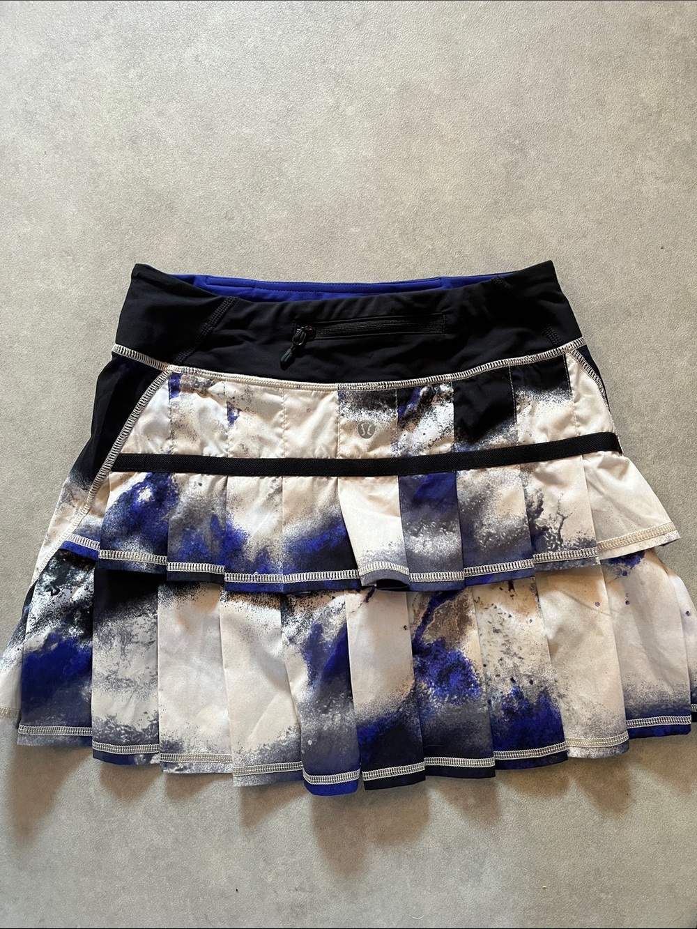 Lululemon athletica Black, White & Blue Abstract Skater Skirt
Size 2 tall - Picture 7 of 7